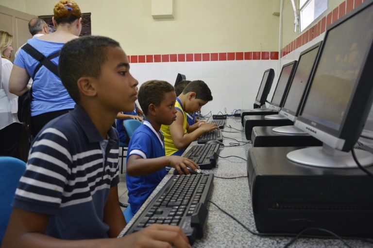 Brazil launched a call to connect 8,000 schools that do not have access to the Internet