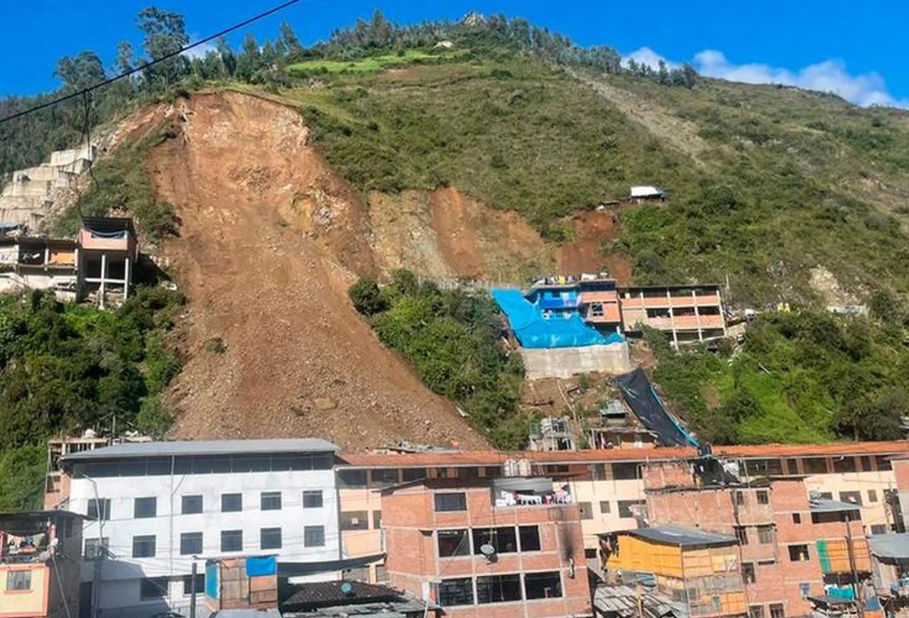 On March 16, President Pedro Castillo visited the accident site, talked with the affected people, flew over the area, and was informed about the emergency work.