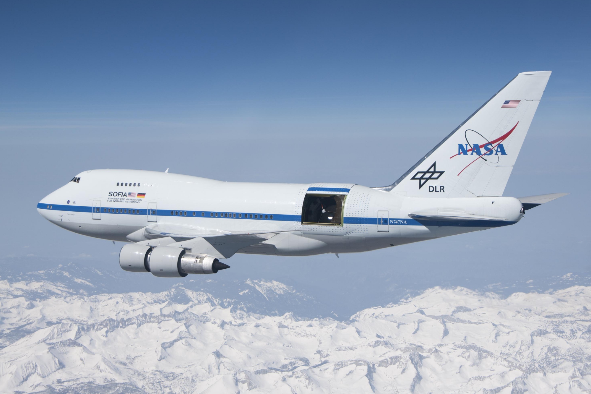 The SOFIA device is a Boeing 747SP aircraft, modified by Raytheon Aircraft Integration Services, which mounted a 2.5-meter reflective telescope on this aircraft.