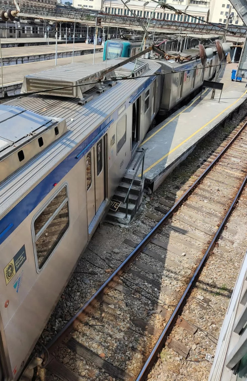 According to the concessionaire of rail transport, the accident caused no damage to passengers.