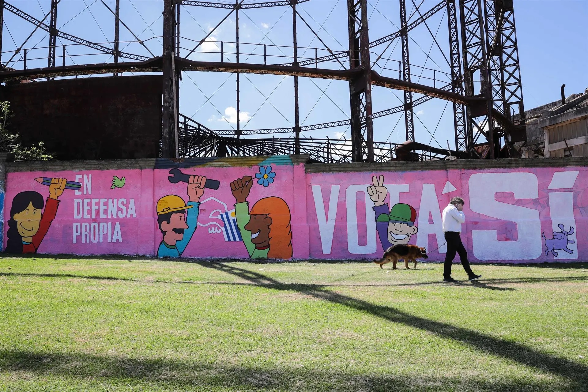 With pink ballots, the 'Yes' campaign is pushing to leave without effect the portion of articles of the LUC which, according to the left, go against the popular sentiment.