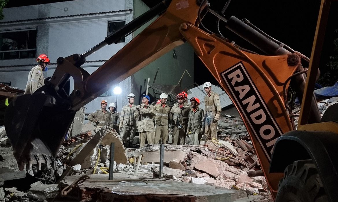 Brazil: Building collapses and kills three people in Vila Velha, in Espírito Santo state (Photo internet reproduction)