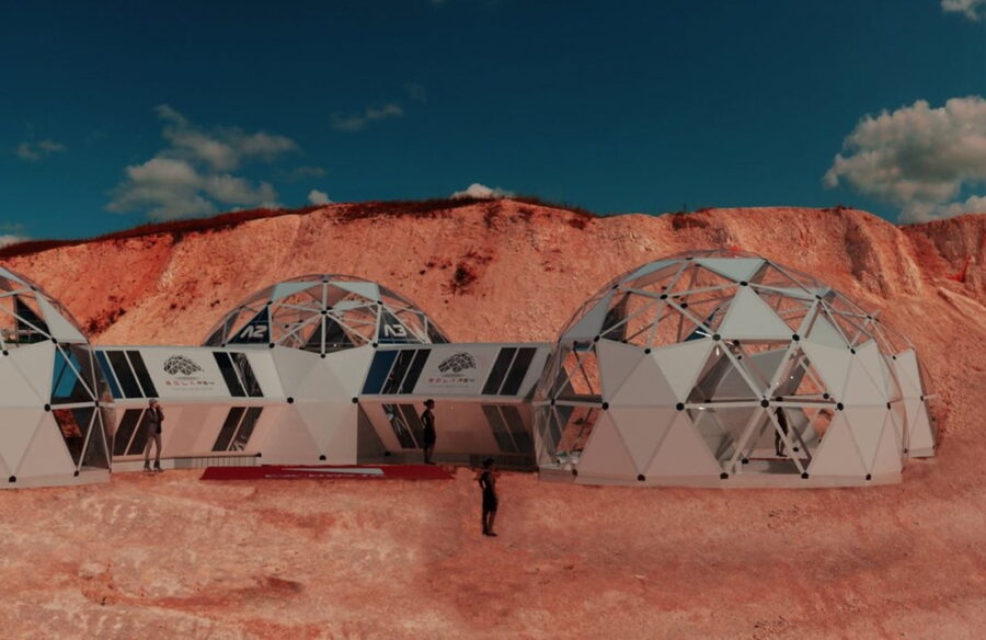 One of the main novelties of this base is the construction method of the different domes, based on the making of pentagonal and hexagonal "basic units", which are manufactured in the provincial capital and then sent to the park.