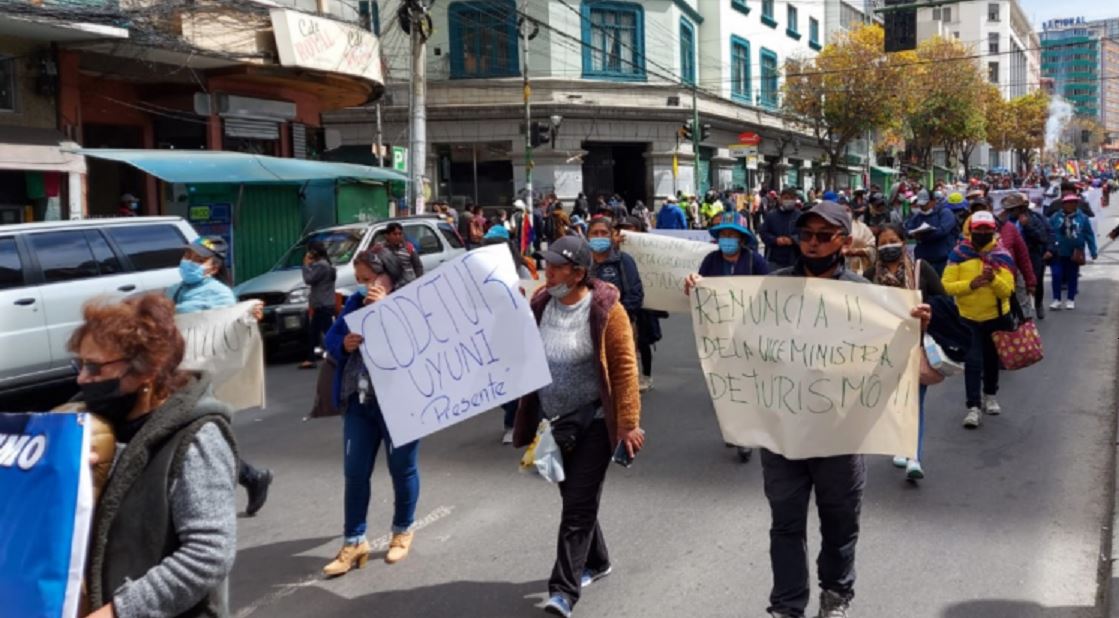 On April 25, hundreds of owners and representatives of tour operators marched through the streets of the municipality of La Paz, demanding the annulment of Supreme Decree 4574.