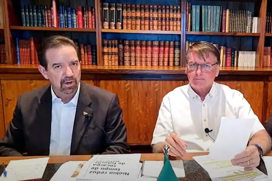 Celso Moretti, president of the Brazilian Agricultural Research Corporation -Embrapa- (left) and Brazilian President Jair Bolsonaro.