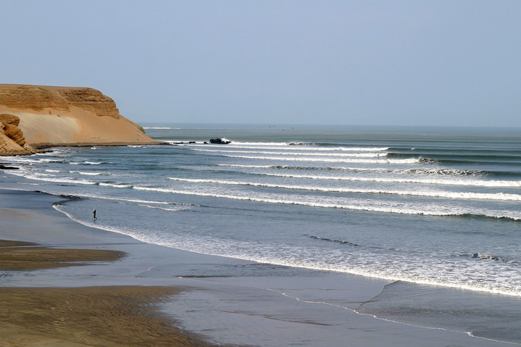 The distance from Malpaso to the pier is almost 4 kilometers (2.5 miles), but surfers generally have to ride several waves to cover this distance.
