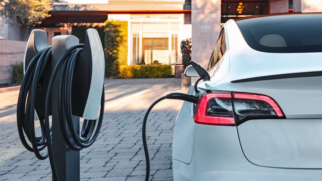 The industry and infrastructure for electric cars are still small in Brazil, and the prices - which easily exceed R$150,000 (US$31,000) - still make them unaffordable for most Brazilians.