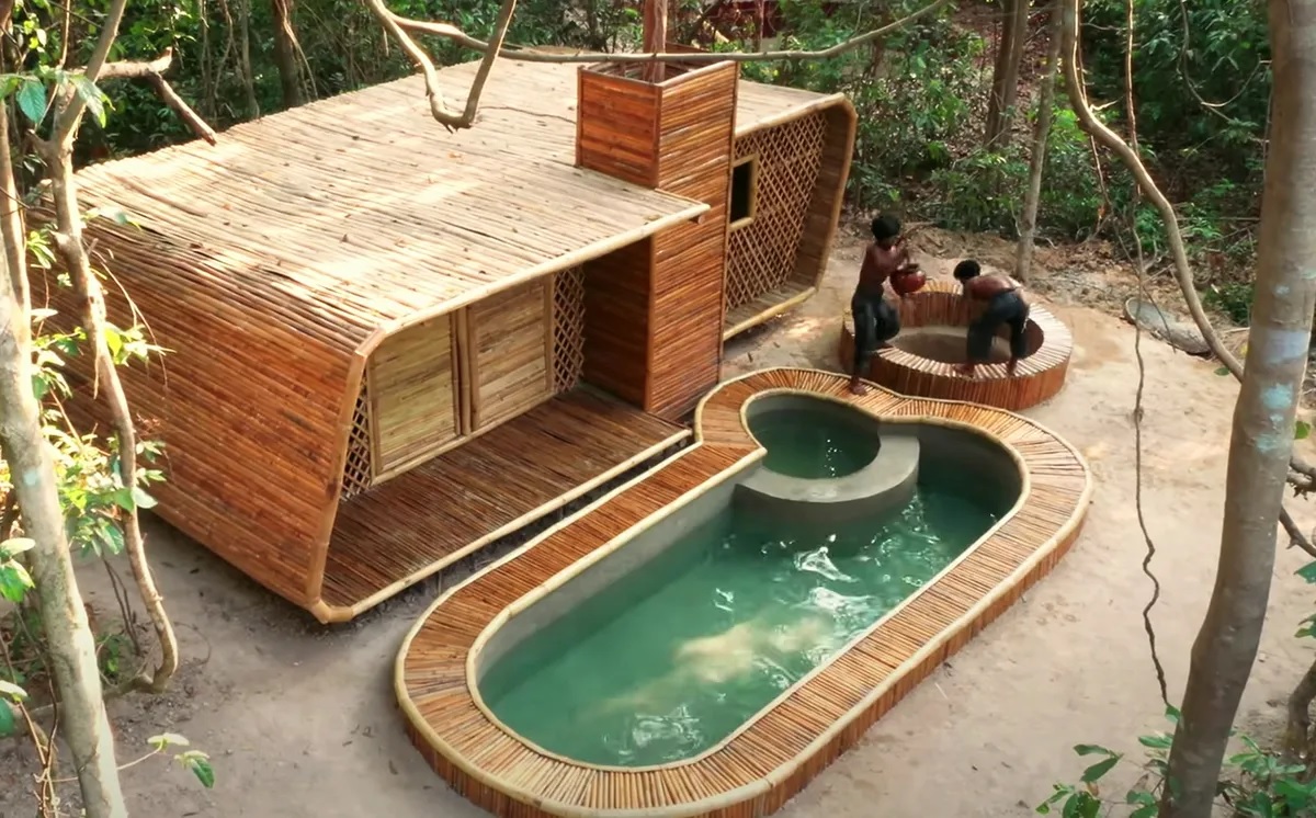 Two friends built a house entirely made of bamboo in the middle of the jungle.