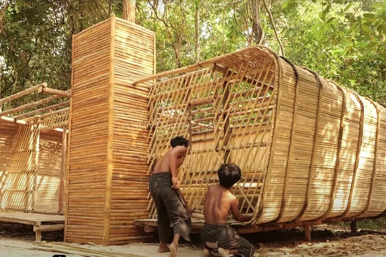 The only tools they used were a chisel and tweezers to make the holes where the small, firm branches would go as nails to join the trunks with them.