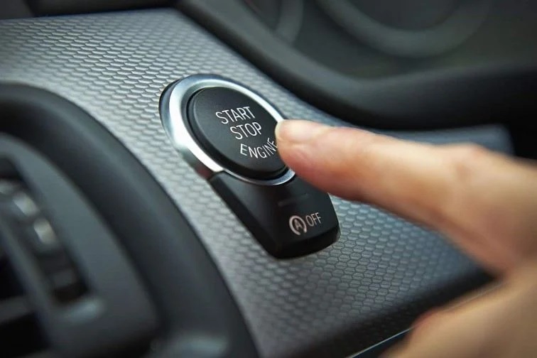 Personal keys use a radio signal emitted by pulses, communicating all the time with sensors installed in the vehicle. This signal contains a security code that must be recognized by the car to open the doors and start the engine.