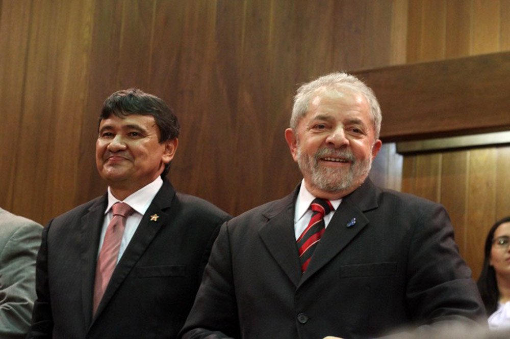 Wellington Dias, one of Lula da Silva's campaign coordinators (left) and former Brazilian president Luiz Inácio Lula da Silva (right).
