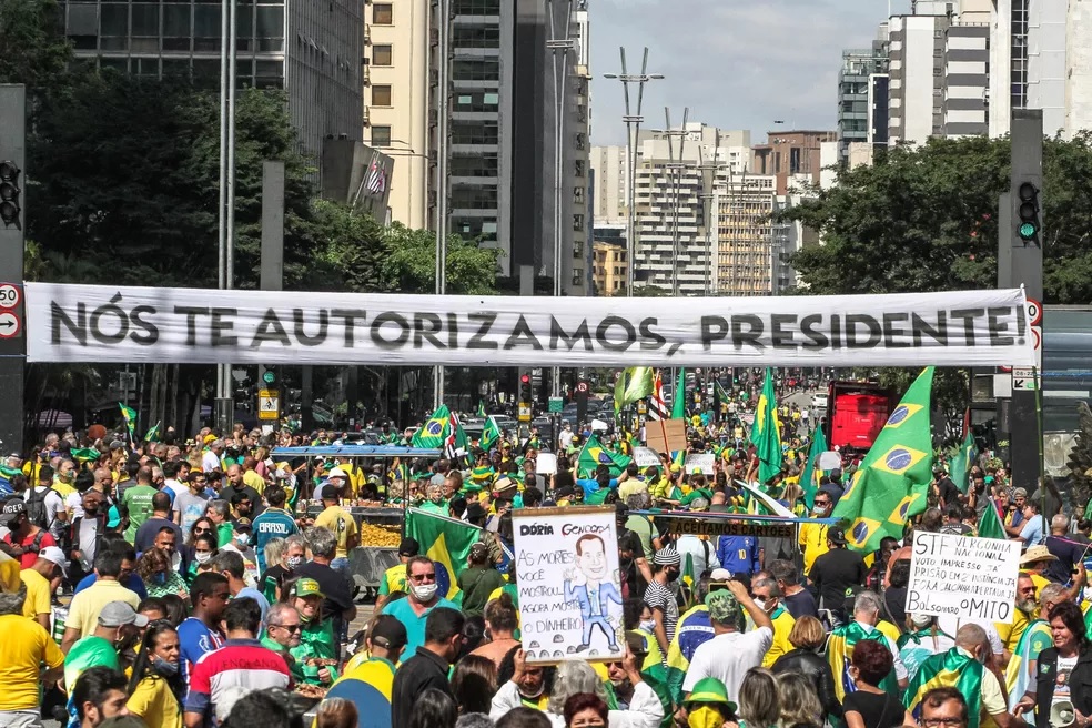 Jair Bolsonaro virtually greeted supporters gathered on Paulista Avenue in São Paulo.