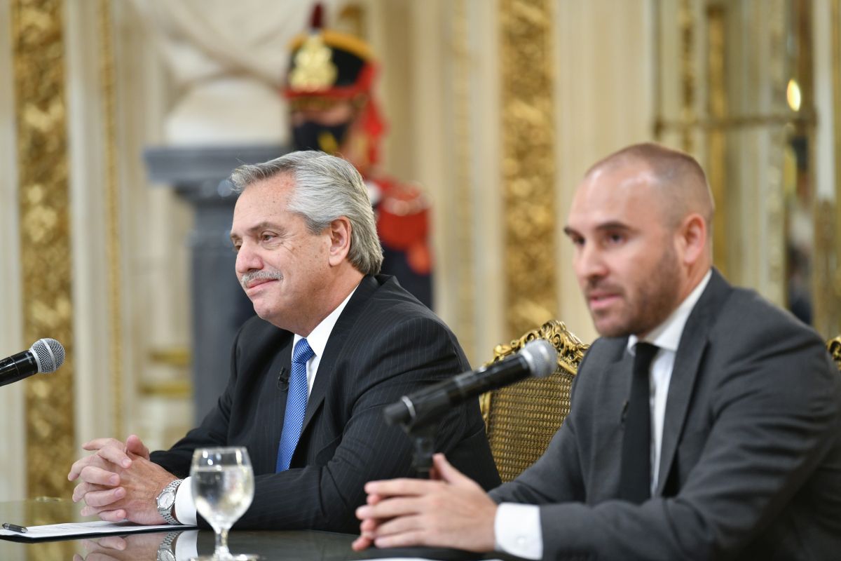 Argentine President Alberto Fernández (left) and Argentine Economy Minister Martín Guzmán (right).