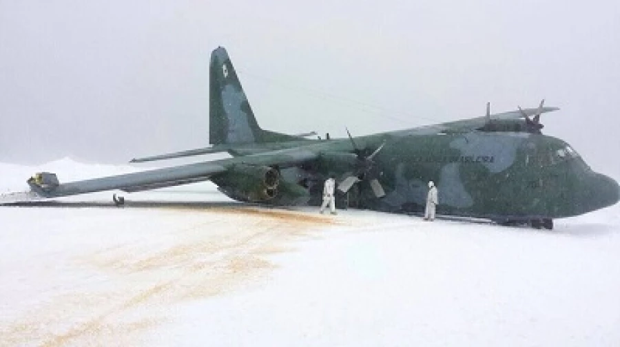 Brazilian Air Force C-130 Hercules aircraft crashes in Antarctica. (Photo internet reproduction)