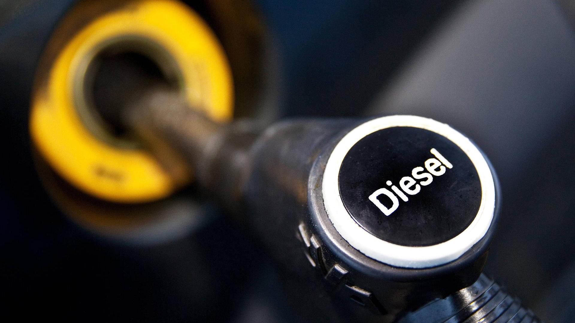 Auto wird an der Tankstelle mit Diesel getankt Deutschland car filled up with diesel Germany BLWS5