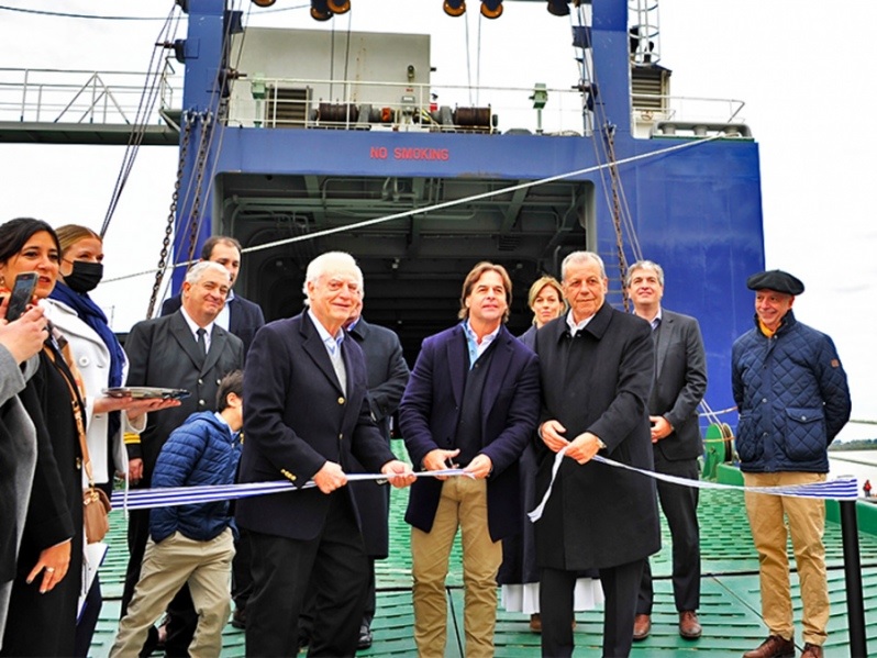 With the presence of the President of Uruguay, Luis Lacalle Pou, the Ro Ro vessel "Expreso Plata I" was presented, which will be part of the maritime truck transport service that will connect the Juan Lacaze, Uruguay, with Buenos Aires, Argentina, and which will start operating on May 30.