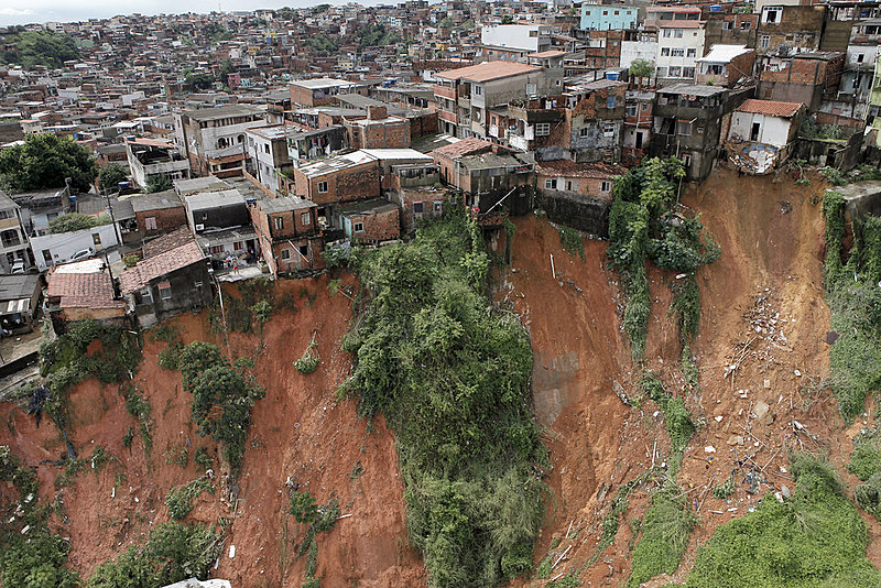 Áreas de Salvador são atingidas pelas fortes chuvas