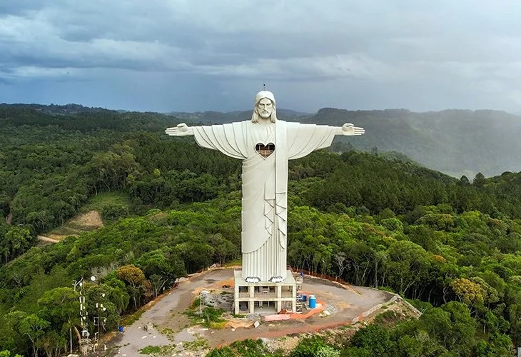 The wingspan of the Christ's open arms is 39 meters, a measurement greater than the statue's height, the weight is 1,700 tons, and the height above sea level is 436 meters.