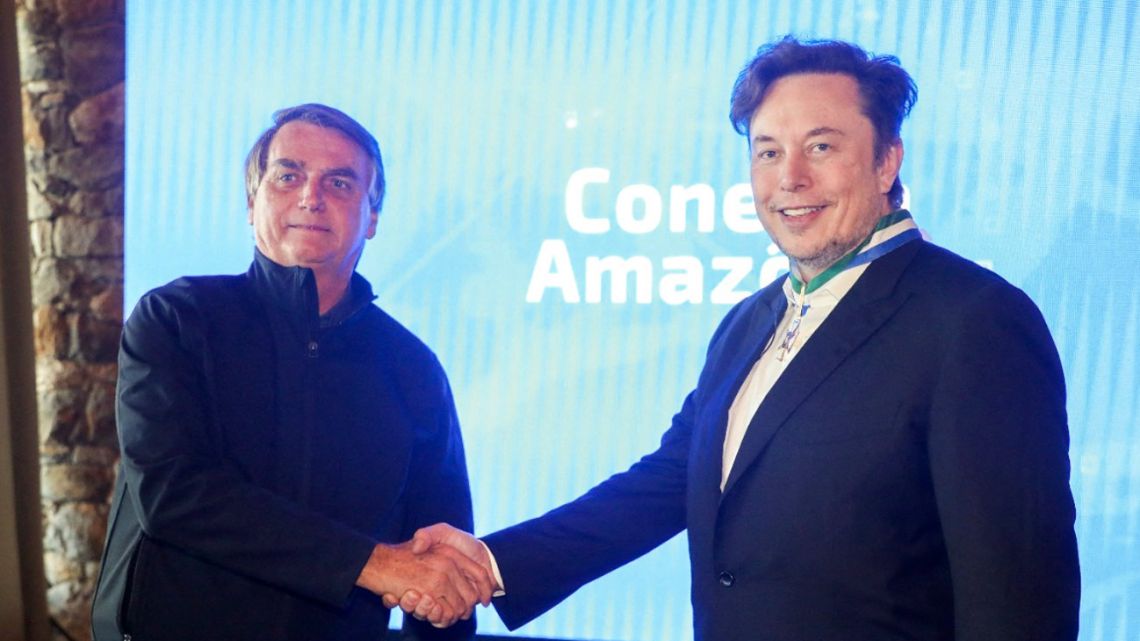 Jair Bolsonaro (left) and Elon Musk (right).