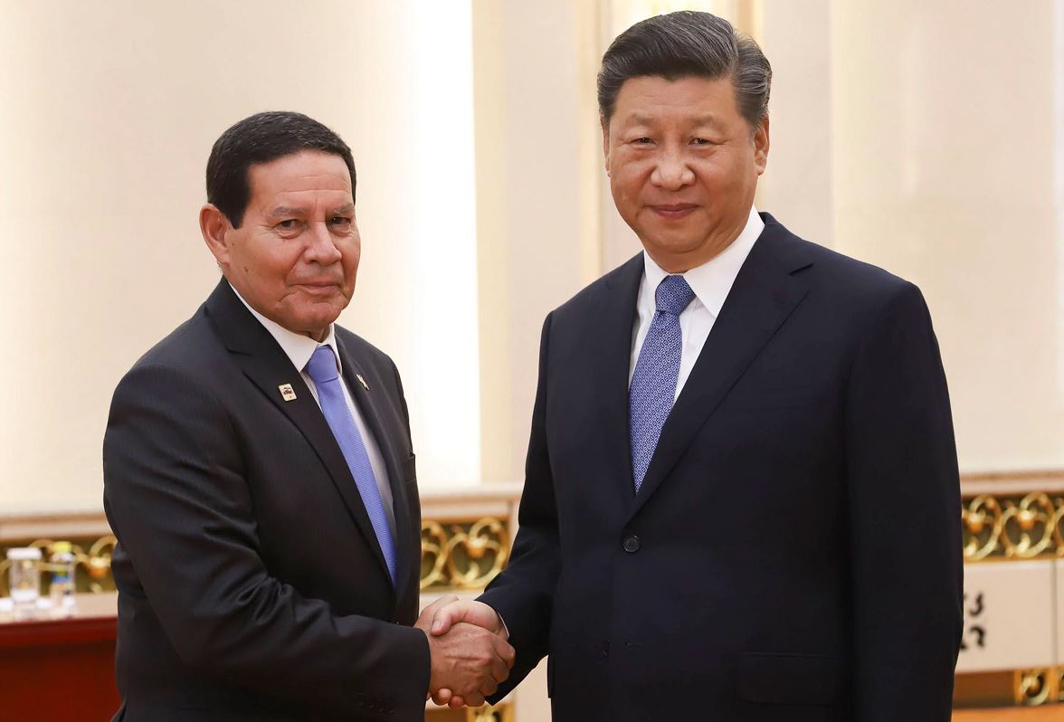 Brazilian Vice President Hamilton Mourão (left) and Chinese President Xi Jinping.