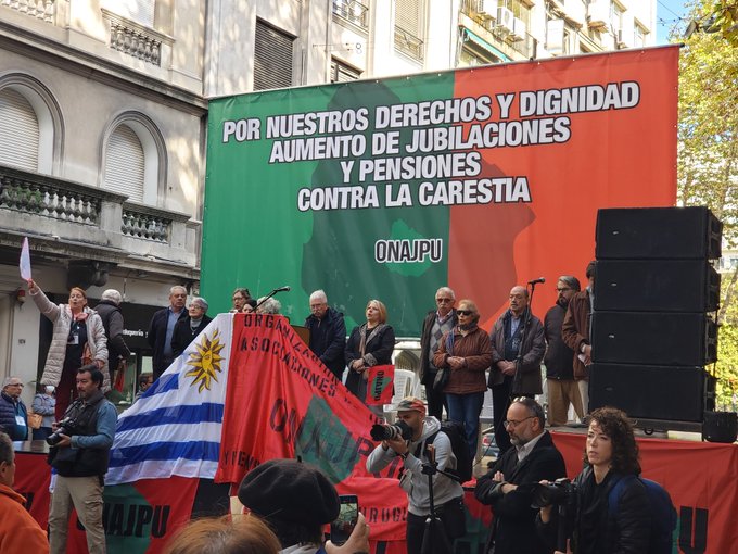 Retirees demonstrate in Uruguay for an increase in pensions