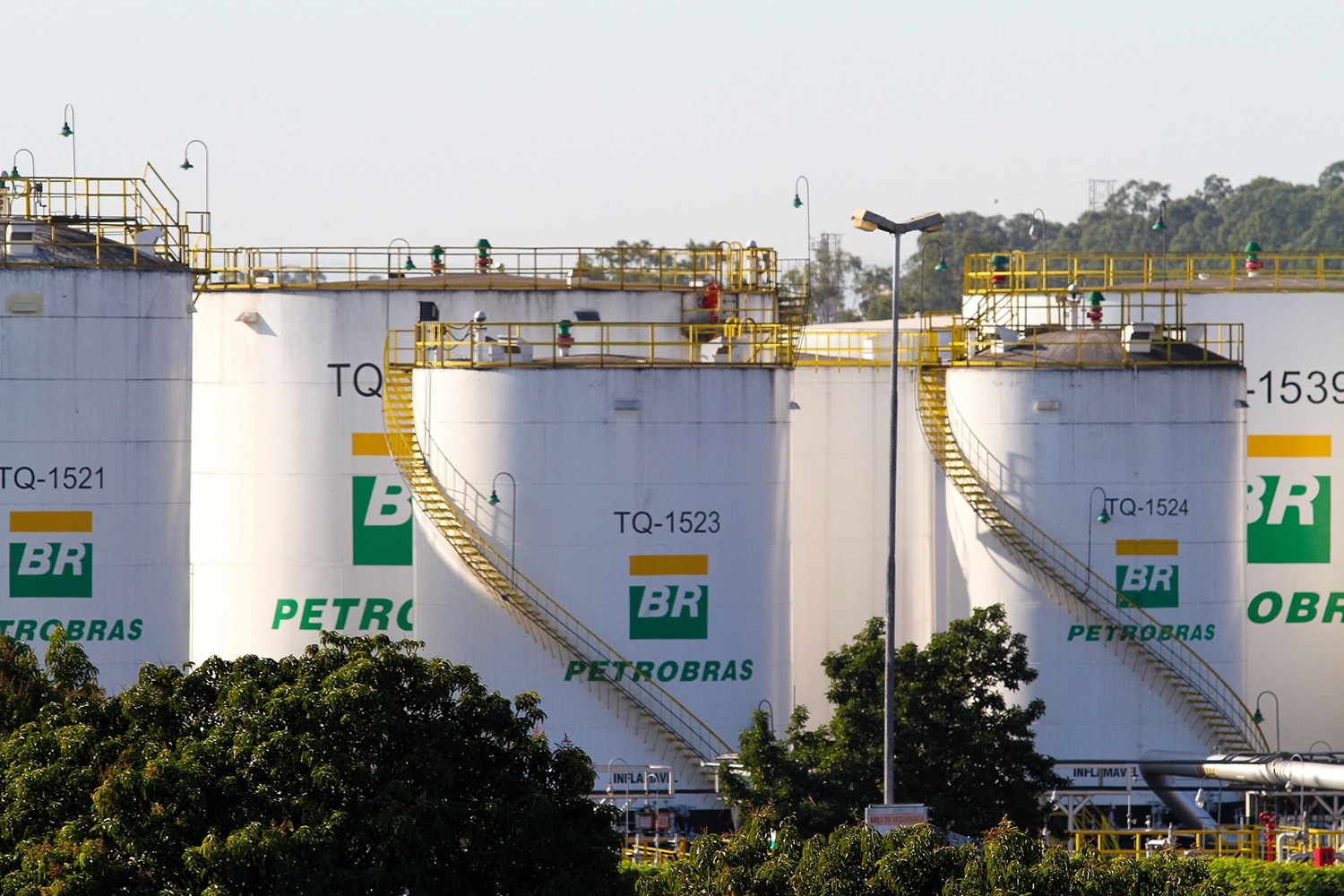 By law, Petrobras had exclusive rights to operate in the refining sector until 1997. Over the decades, Petrobras built a network of 15 refineries, 14 of which were inaugurated before the 1980s.