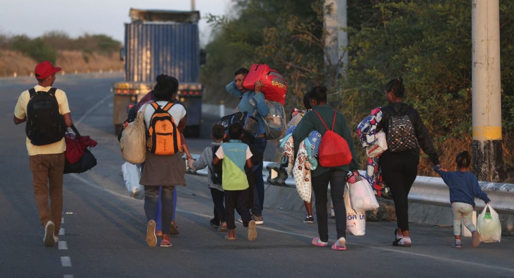 International agencies make estimated counts on the ground, but their figures differ. They estimate that between 300 and 1,600 people cross the border every day, between legal and illegal.