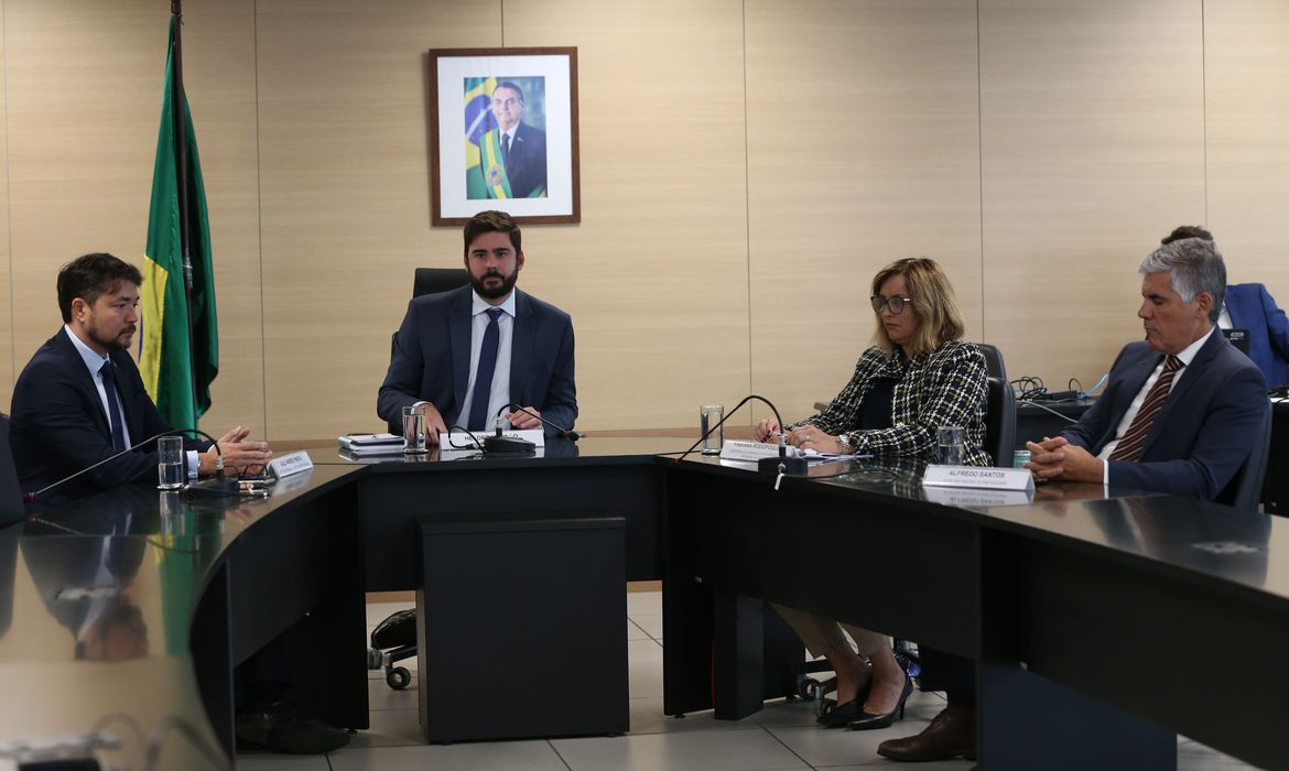 The ministries of Regional Development (MDR) and Economy (ME) launch the Aproxima Program, which makes public properties available for social housing. From left to right: Infrastructure Development Secretary, Alexandre Ywata; the MDR's executive secretary, Helder Melillo; the Coordination and Governance Secretary of the Union's Patrimony, Fabiana Rodopoulos; and the National Housing Secretary, Alfredo dos Santos.
