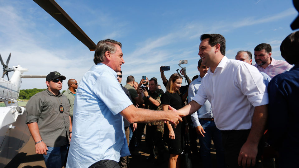 Brazilian President Jair Bolsonaro (left) shaking hands with Paraná state Governor Carlos Massa Ratinho Junior.