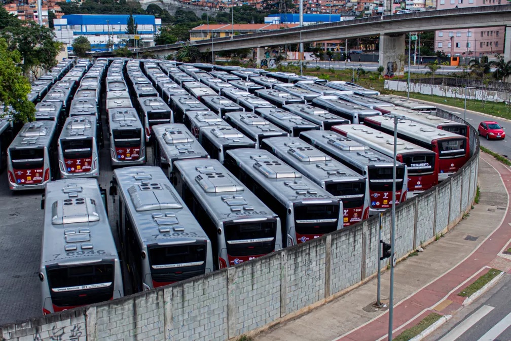 The strike began early this morning, affecting at least 713 lines and 6,500 buses, which would carry 1.5 million passengers in the morning peak.