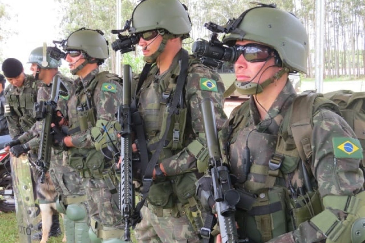 The COBRA Project was created to optimize the soldier's combat possibilities, transforming the Individual Combatant into a "Brazilian Combat System", a "Combat Platform" that will provide the military with uniforms, equipment, weapons, and individual protection adequate to the operational environments.