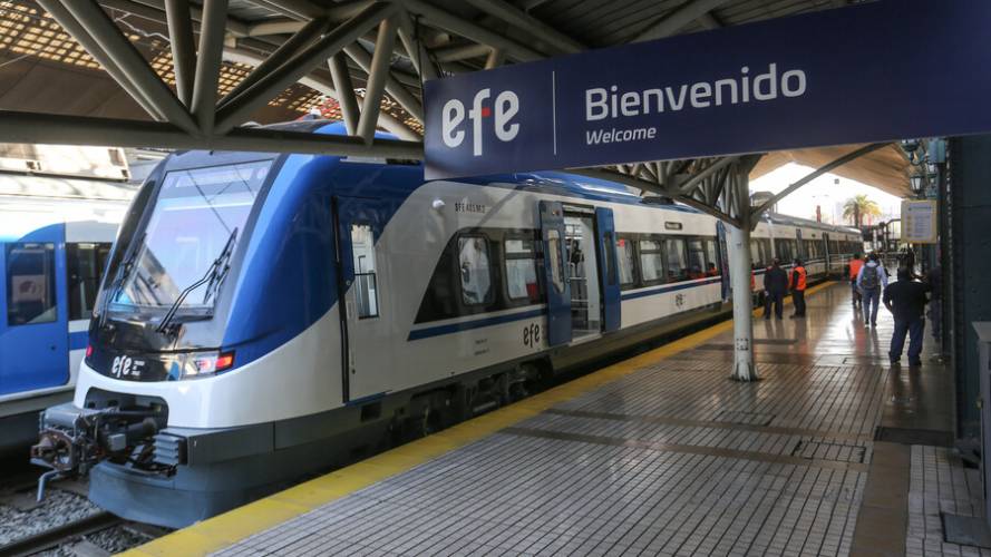In Chile, little more than 4% of the national cargo is transported by train, while in OECD countries, the figure ranges between 15% and 30%. Rail has a 75% lower fuel consumption per ton/kilometer than a truck.