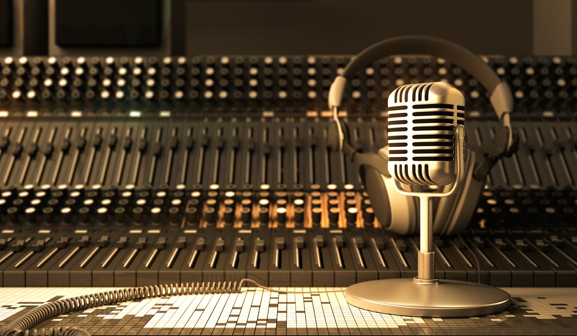 According to a survey, 80% of Brazilians listen to the radio. These figures alone indicate the relevance of this medium, but according to the survey, this figure is two points higher than in the previous year, i.e., radio is not only widely listened to but is expanding, and this is an indication that radio has credibility, has a name, arouses people's confidence.