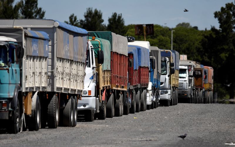Camiones con granos hacen fila durante un reciente conflicto salarial que mantuvo paralizada la zona de puertos en Rosario