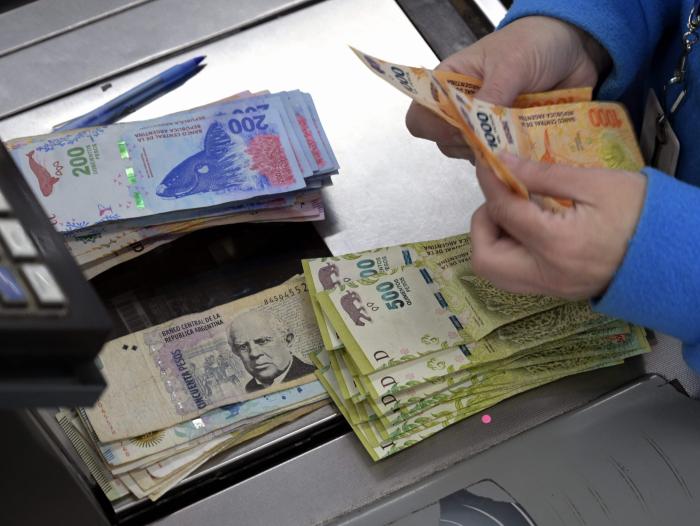 The exchange rate oscillation in Argentina increases the Brazilians' tension when it comes time to change money.