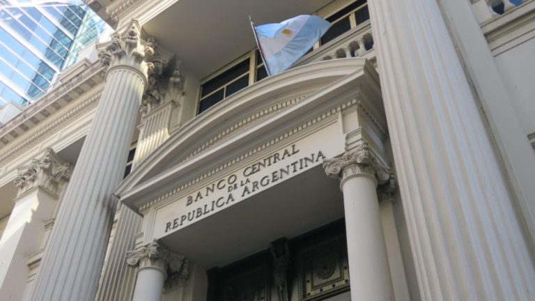 Argentina’s Central Bank increases interest rate by 800 basis points to 60%