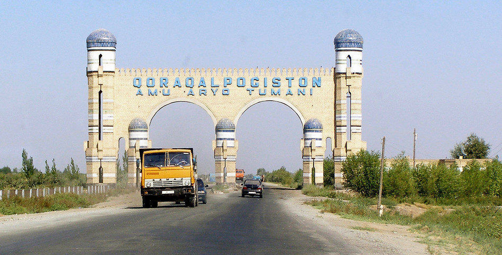 A huge arch over the street (between Gurlan and Mang'it) marks the border between Khorezm province and Karakalpakstan. (Photo internet reproduction)
