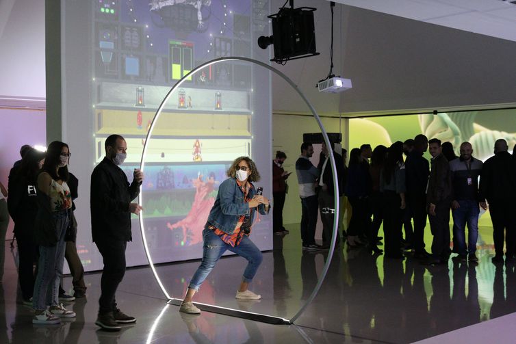 Liminal is an arch installed in the center of the exhibition space and forms a kind of temporal portal: the visitor can see his image projected on the screen by passing through this arch using a slit-scan technique.