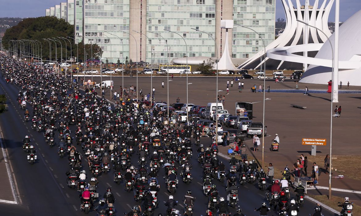 The organization intends to break the record of the traditional motorcycle ride this year through the main points of Brasília, which marks the festival's last day. In 2019, in the event's last edition, more than 45,000 motorcycles participated.