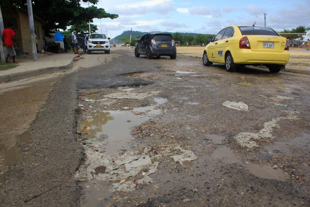 "The holes in the roads cause accidents, the tires burst," says Juan Carlos Bobadilla, secretary of the Colombian Truckers Association.
