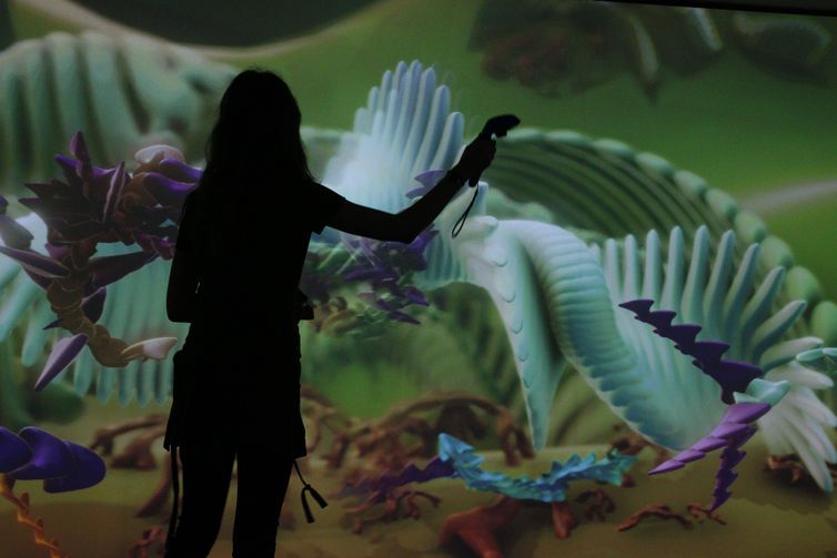 Another outstanding work is Augmented Shadow: Inside, by South Korean Joon Y Moon. It is an unprecedented work in Brazil: an augmented reality experience that allows interaction with characters in virtual shadows of real three-dimensional objects such as doors, windows, and chairs.