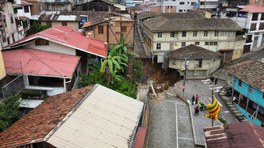 As a result of illegal gold mining, in 2021, a hole 30 meters deep and 27 meters wide was opened in the historic center of Zaruma.