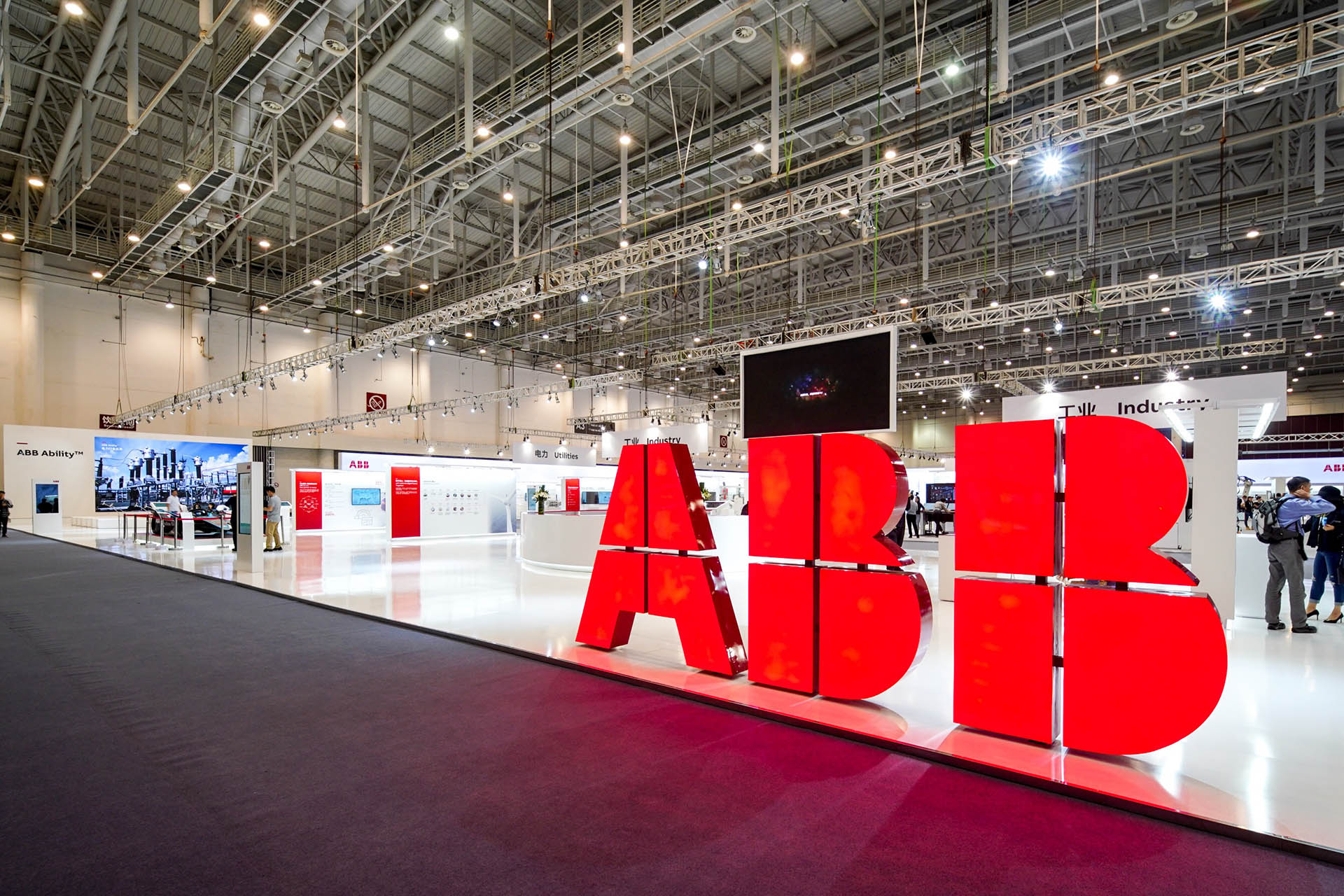 The Energy Efficiency Investment Survey 2022, commissioned by ABB, addressed 2,294 companies in 13 countries, ranging in size from 500 to 5,000 employees or more.