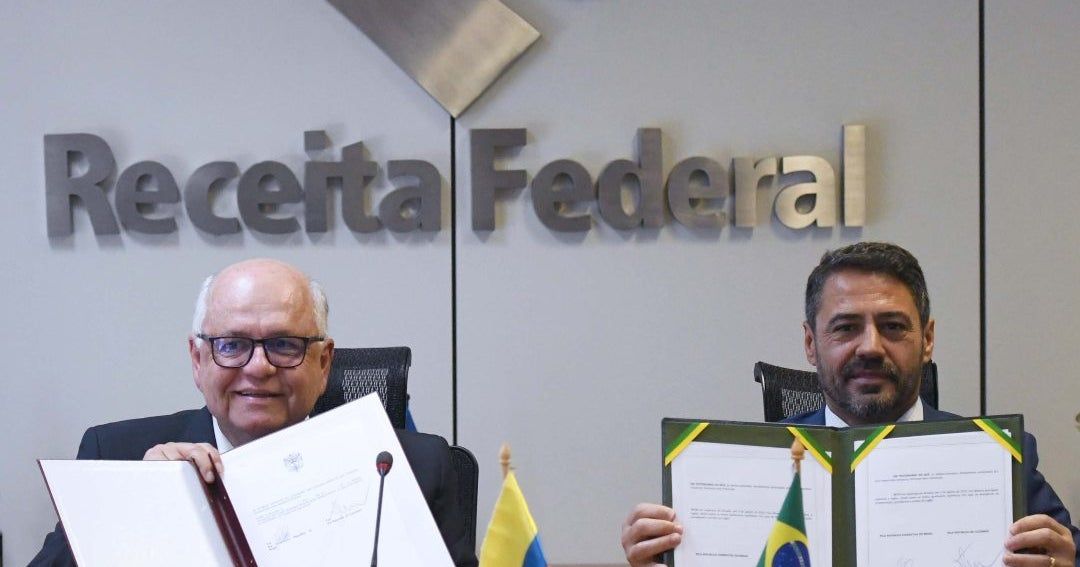 The agreement was signed by the Ambassador of Colombia to the Government of Brazil, Darío Alonso Montoya Mejía, and by the Special Secretary of the Receita Federal of Brazil, Julio Cesar Vieira Gomes.