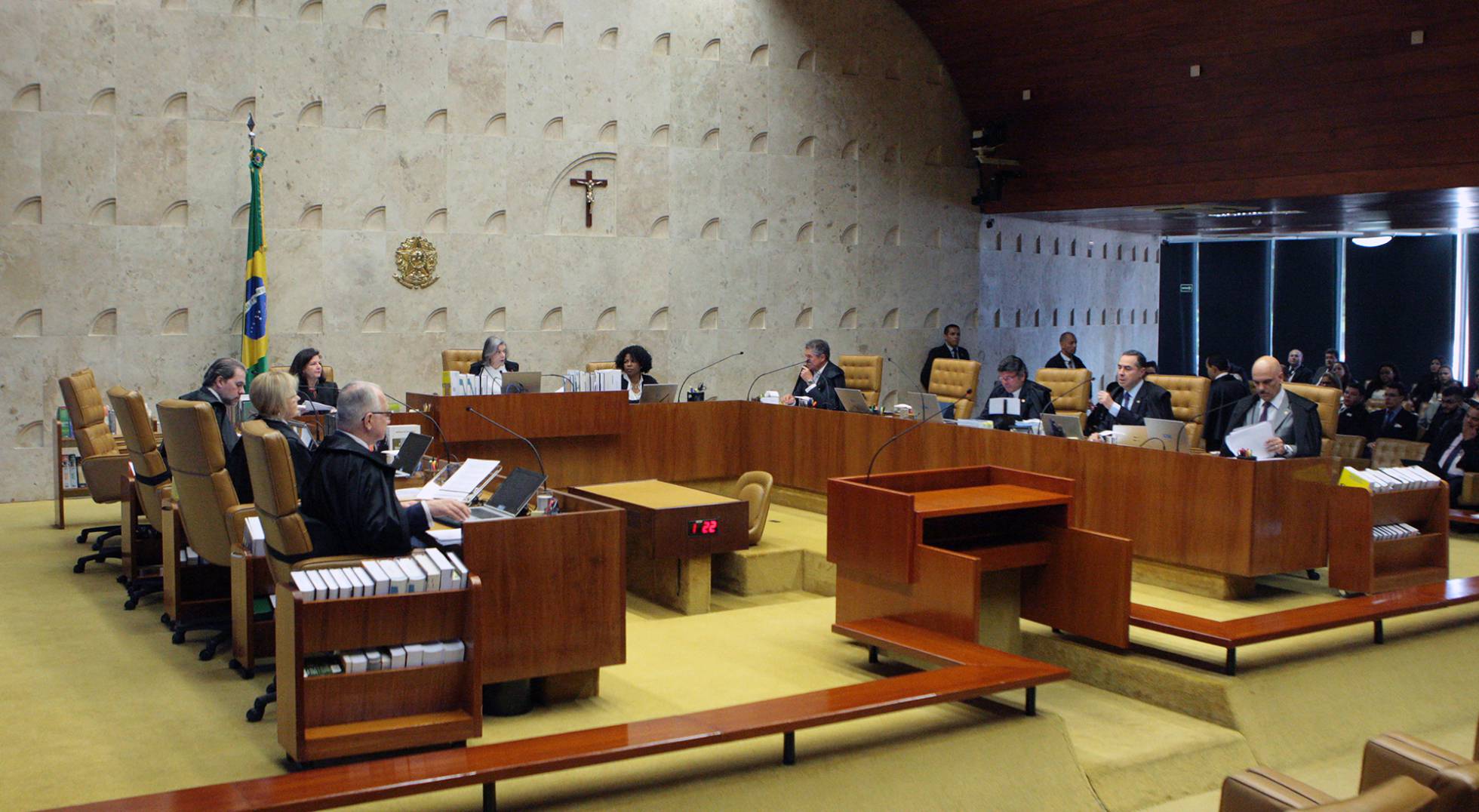 Don't be fooled by the modesty of the STF's courtroom. There is nothing truly modest about the Brazilian Supreme Court. Not the claim to power, not the media lust, not the salaries. (Photo internet reproduction)