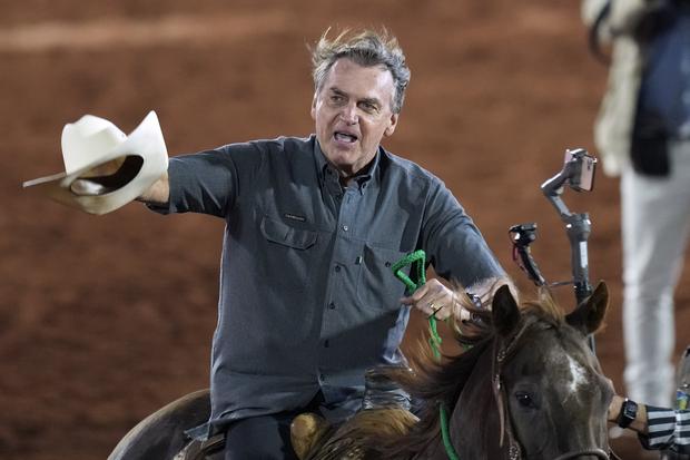 President Jair Bolsonaro rides a horse at a rodeo festival. (Photo internet reproduction)
