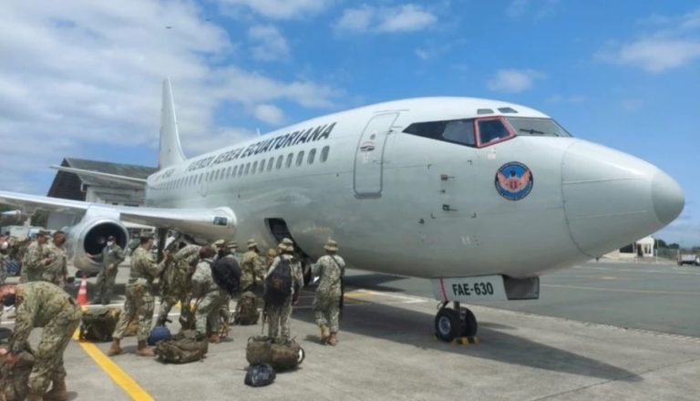 Ecuadorian Air Force transports military troops to the northern border