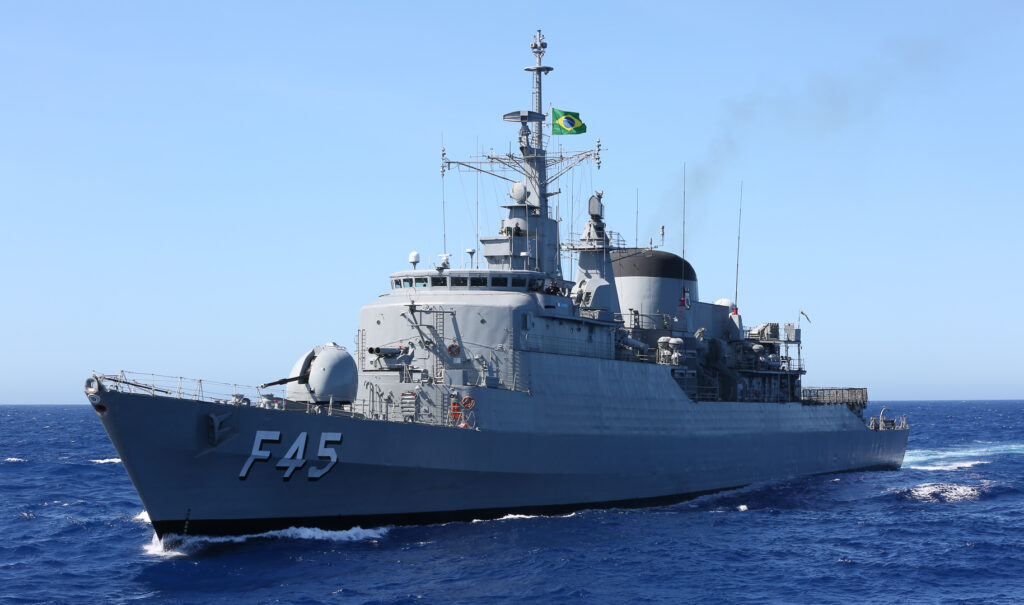 For this purpose, the Brazilian Navy deployed the Niteroi class frigate "União" (F-45), which on this occasion embarked an AS-350 (Esquilo) helicopter to carry out the search and rescue exercise, together with the Coordination of the Cape Verde Joint Rescue Center.