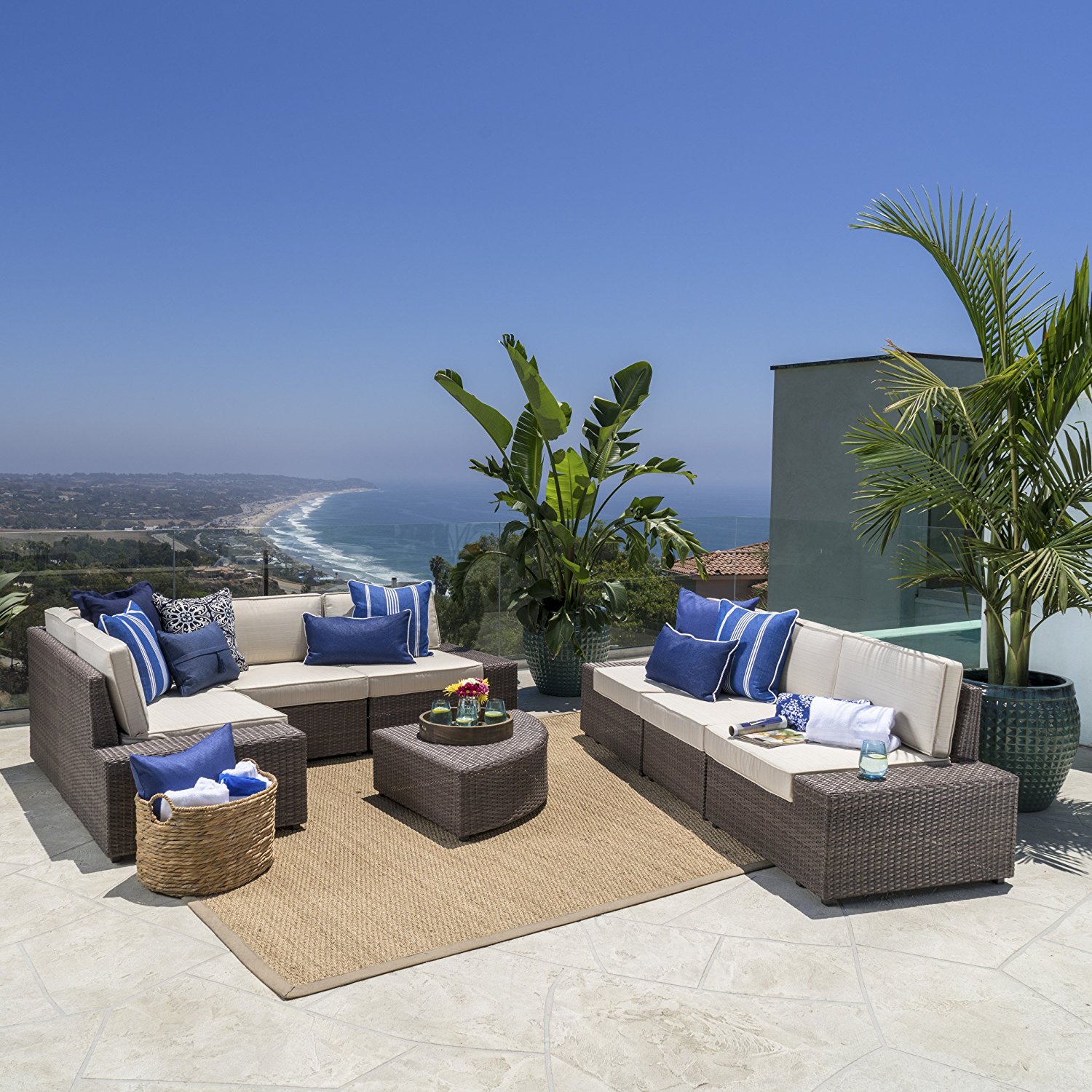 What are the benefits of outdoor furniture. (Photo internet reproduction)