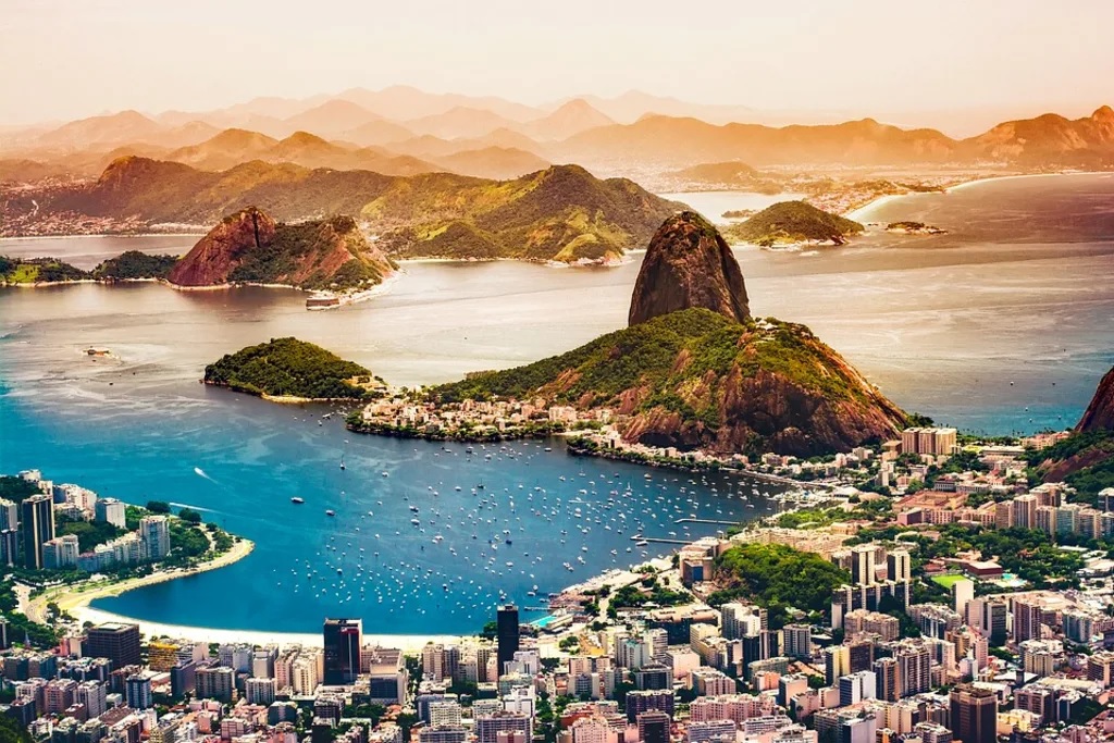 The position of Guanabara Bay, less susceptible to falling in the face of a foreign attack, weighed heavily on the royal family's decision to settle in Rio de Janeiro.